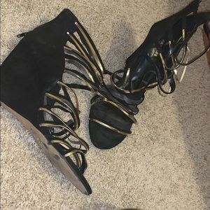 Strap wedges sexy black and gold